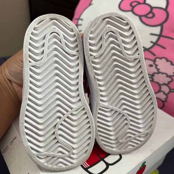 Hello Kitty Adidas Superstar - Picture 4 of 4